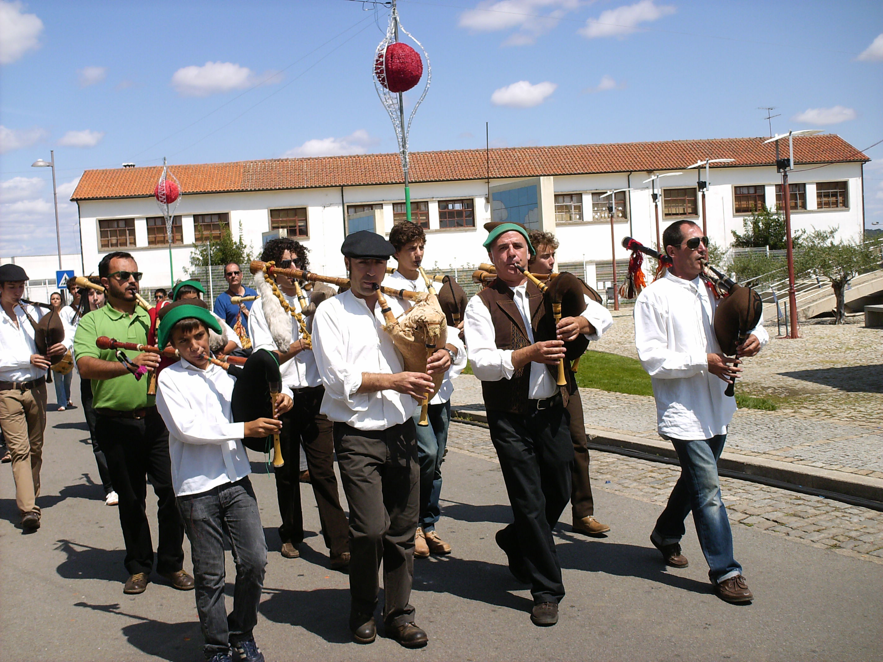 PEDITÓRIO DA FESTA PEDITORIO DE LA FIESTA Este anho l peditório de la fiesta de Santa Barbela fui çfrente de…