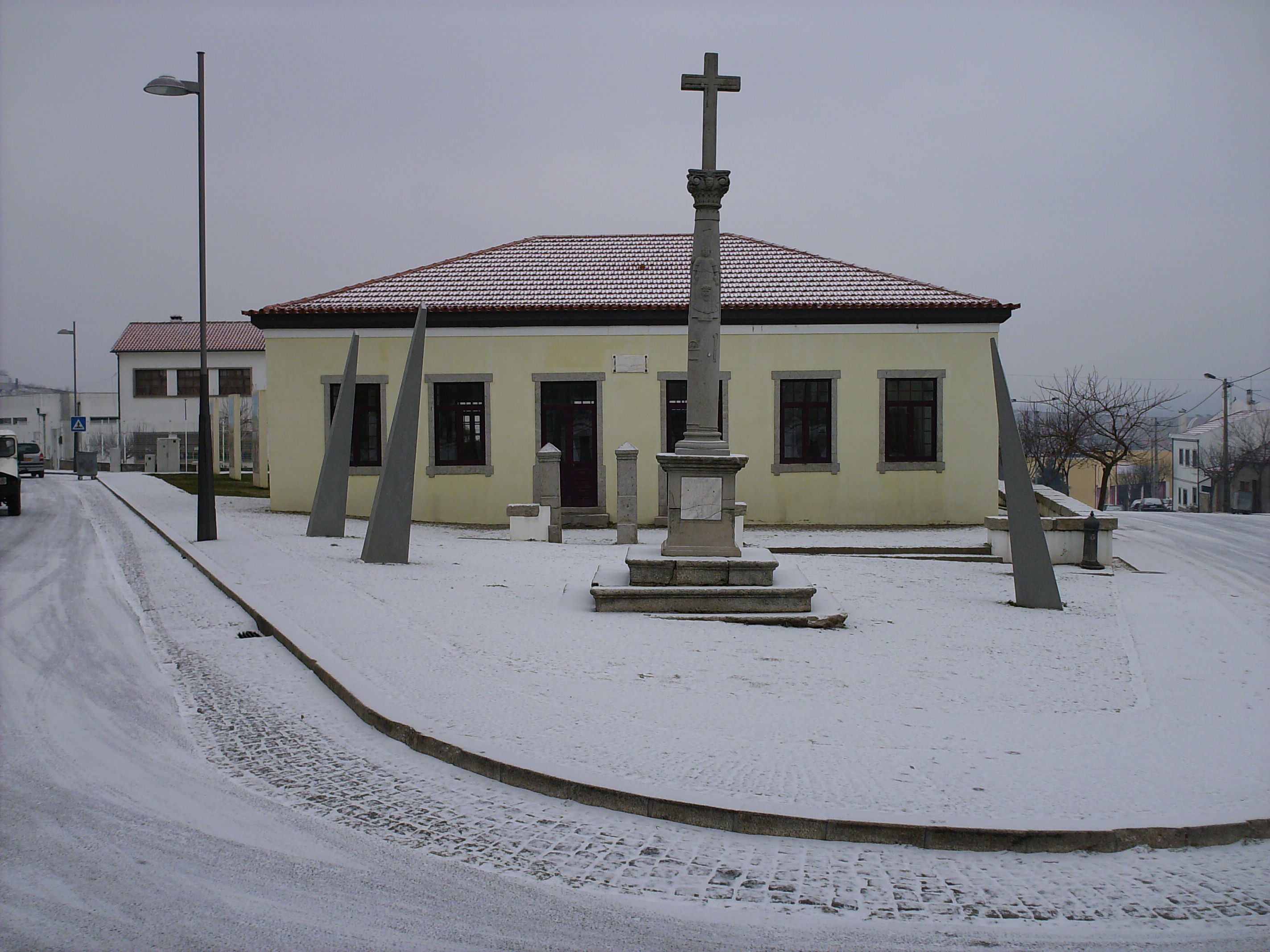 A NEVE LA NIEBE Yá neba an Sendin i ye niebe buraqueira. Ye ua niebe mui fina i gelada que entra nas casas…