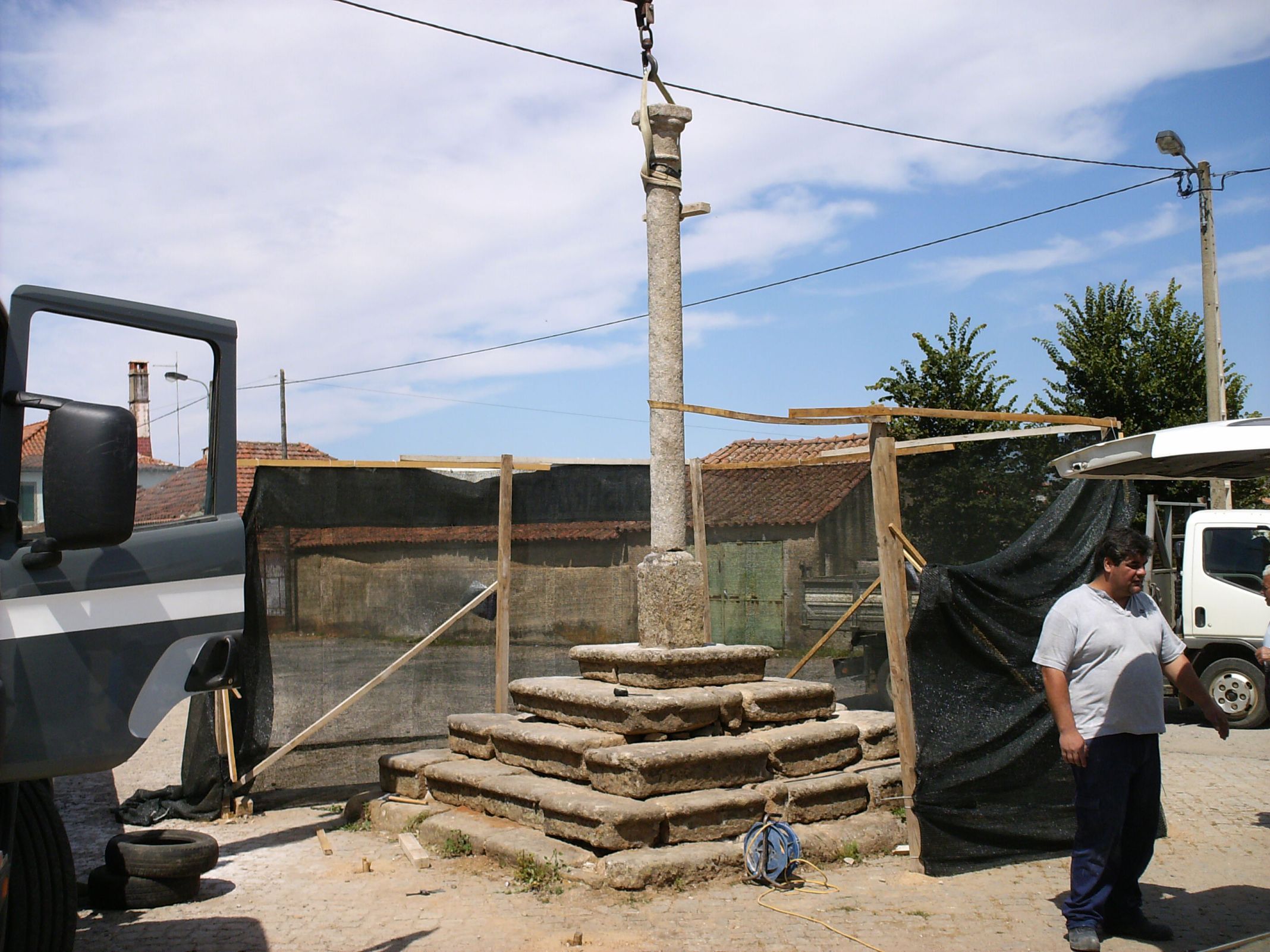 SENDIM EM OBRAS SENDIN AN OBRAS La cruç de l semitério staba scachada, cumo yá l HOIJE habie anformado, mas…