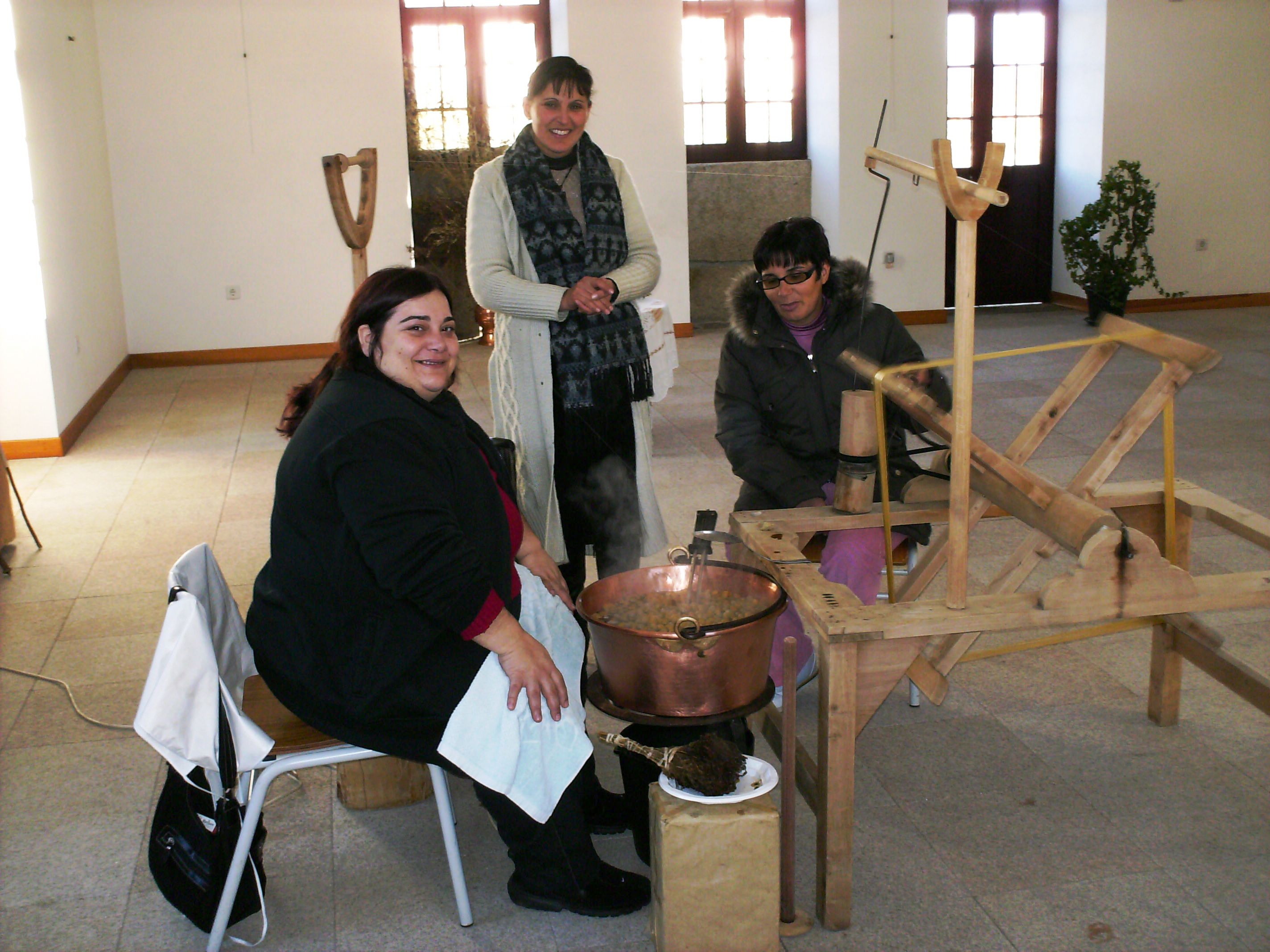 EXPOSIÇÃO DA SEDA SPOSIÇON DE LA SEDA Abriu hoije la sposiçon de la seda na Casa de la Cultura. Alhi se puode…