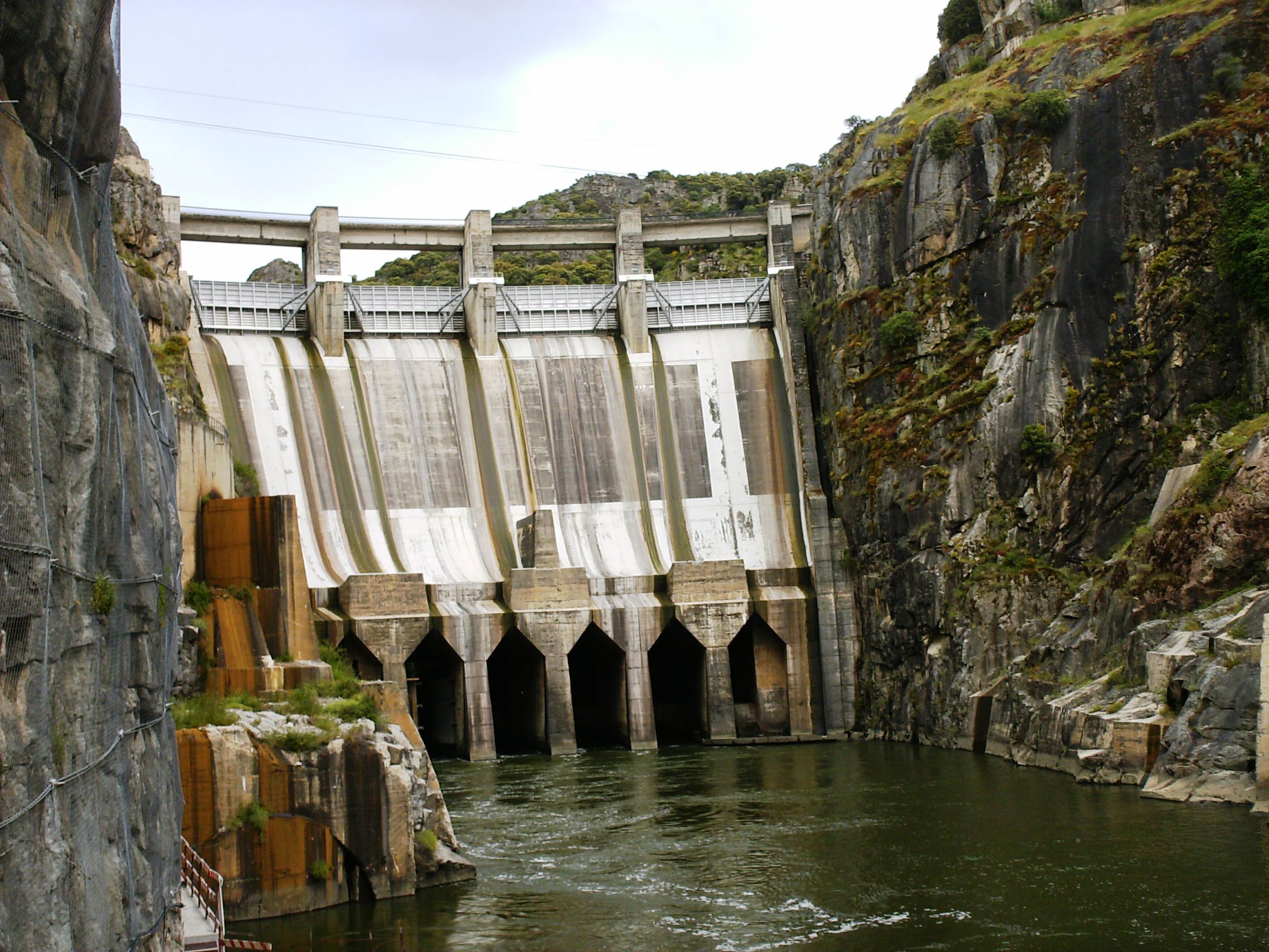 AS OBRAS NA BARRAGEM LAS OBRAS NA BARRAIGE Yá mais de un anho que se stan a fazer obras na barraige de…