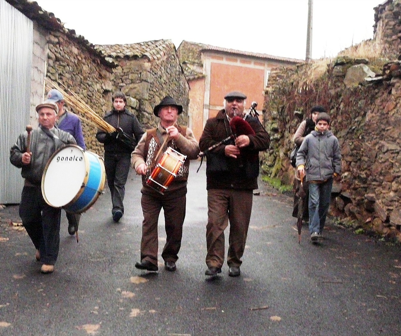 A FESTA DA VELHA - VILA CHÃ LA FIESTA DE LA BIELHA – BILA CHANA Esta ye mais ua fiesta de l solstício de…