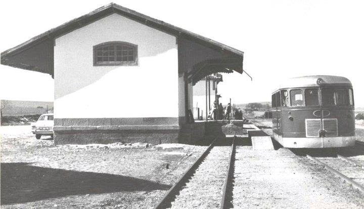 A estação, com uma automotora parada na linha