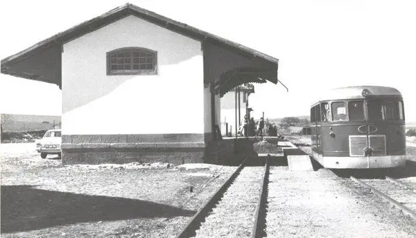 A estação, com uma automotora parada na linha