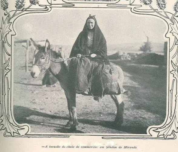 Postal antigo: uma mulher de luto montada num burro — «A invasão do chale de commercio em Sendim de Miranda»