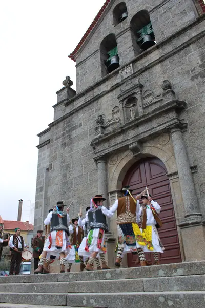 Pauliteiros a dançar nos degraus da igreja
