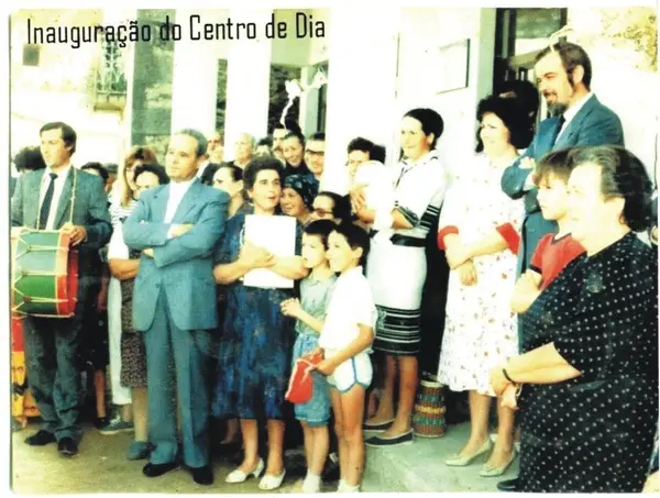 Inauguração do Centro de Dia: a gente toda à porta, com uma criança de bombo