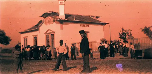 A estação de Sendim, com gente à espera na gare