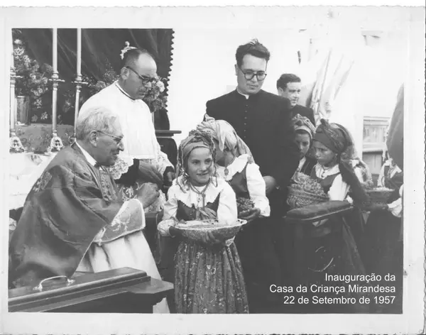 Inauguração da Casa da Criança Mirandesa, 22 de Setembro de 1957: a bênção, com meninas de traje
