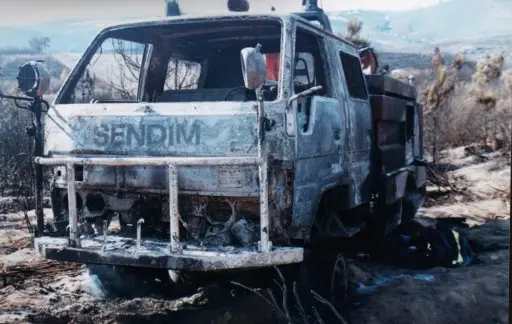 Uma viatura dos Bombeiros de Sendim depois de arder