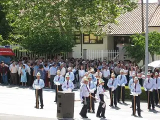Formatura dos Bombeiros Voluntários de Sendim, com a fanfarra à frente