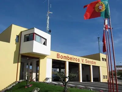 O quartel novo dos Bombeiros Voluntários de Sendim, com as bandeiras hasteadas
