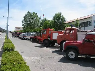 As viaturas dos Bombeiros Voluntários de Sendim alinhadas na rua