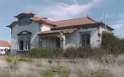 A estação de Sendim em 1999, vista de lado, antes da limpeza