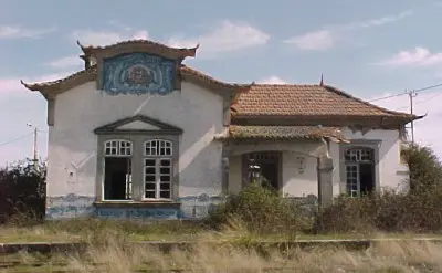 A estação de Sendim em 1999, antes da limpeza, com o mato a tomar a gare