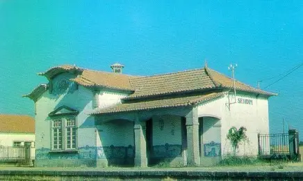 A estação de Sendim ainda pintada, quando o estado de conservação era aceitável