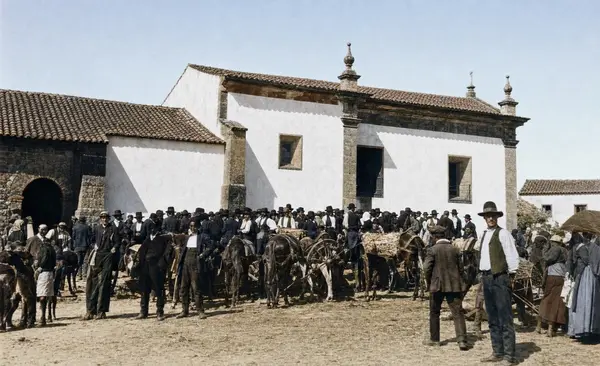 A feira: os burros e os carros no adro da igreja, c. 1925