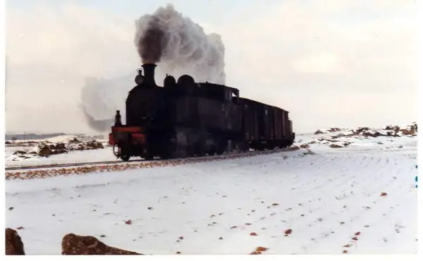 A locomotiva a vapor na neve, no meio do campo