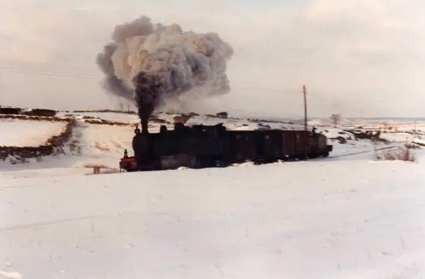 A locomotiva na neve, vista de longe