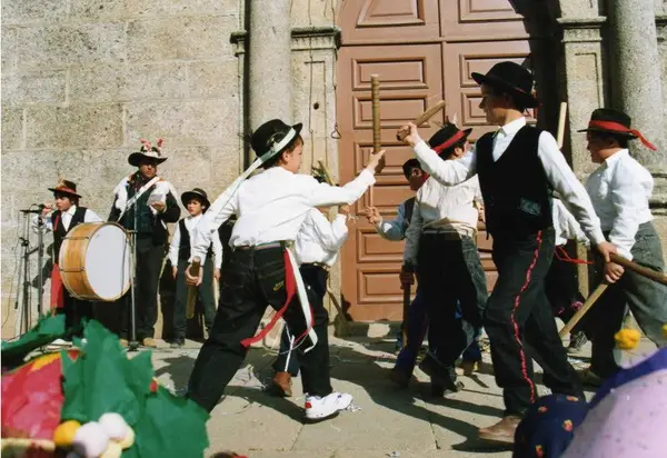 Pauliteiros à porta da igreja, com o bombo ao lado