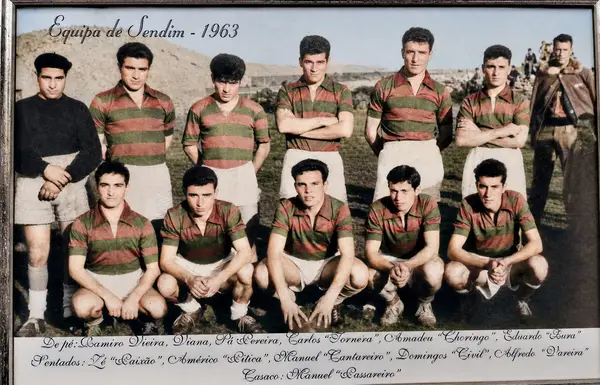 Equipa de Sendim, 1963 — os jogadores posados, com os nomes escritos por baixo