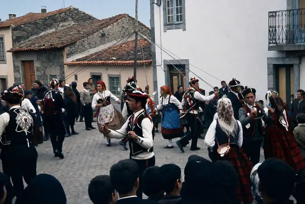 Baile na rua, com a gente a dançar e os que vêem de chapéu
