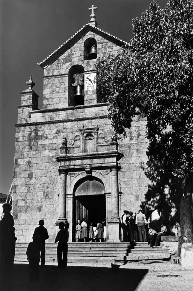 A igreja vista de baixo, com gente à porta