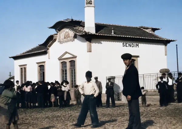 A estação de Sendim, com a gente toda à espera