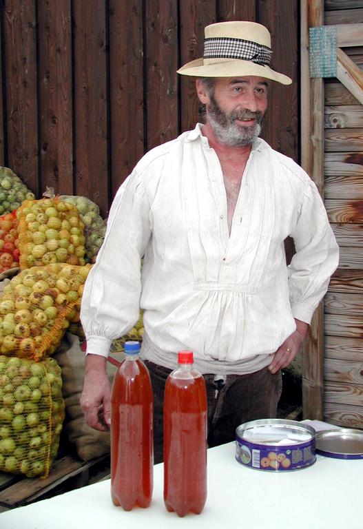 parece o charrau, esta a vender espumante e sumo de maça .