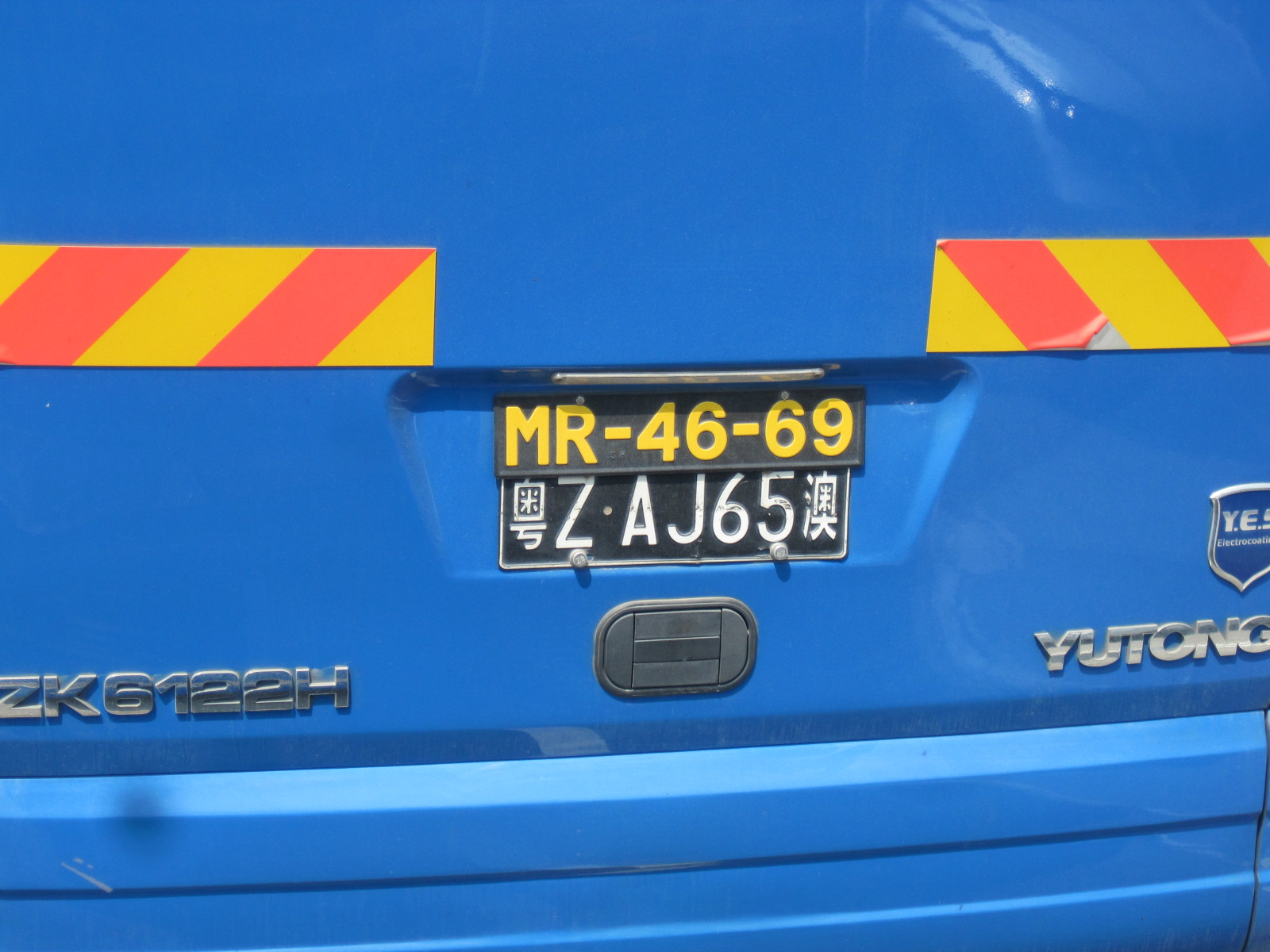 autocarro com 2 capas de matricula chinesa e portuguesa..