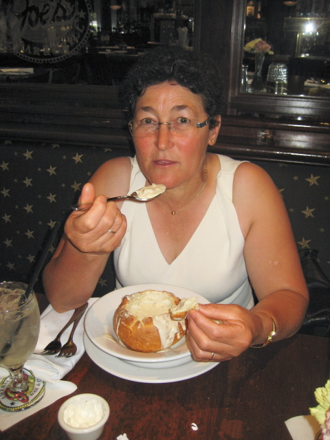 camila a comer caldo dentro de uma fogaça!