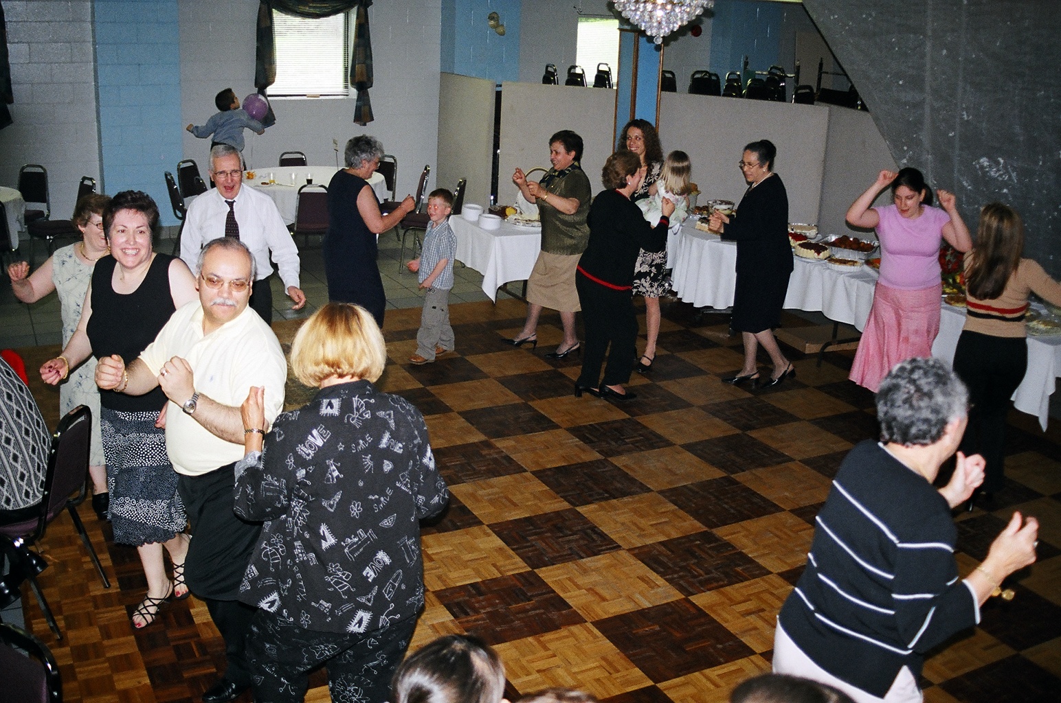 no momento de alegria dancando