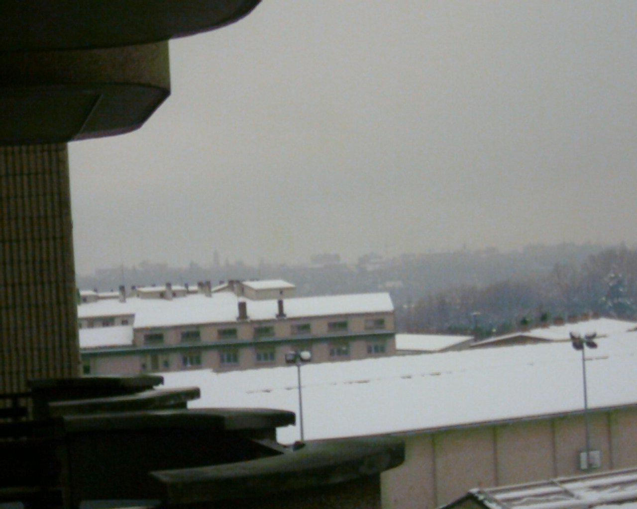 hoje nao trabalhemos porque leva dia e meio nevando asim estaba pamplona vista da janela de minha casa