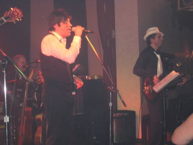 com conjunto ao vivo