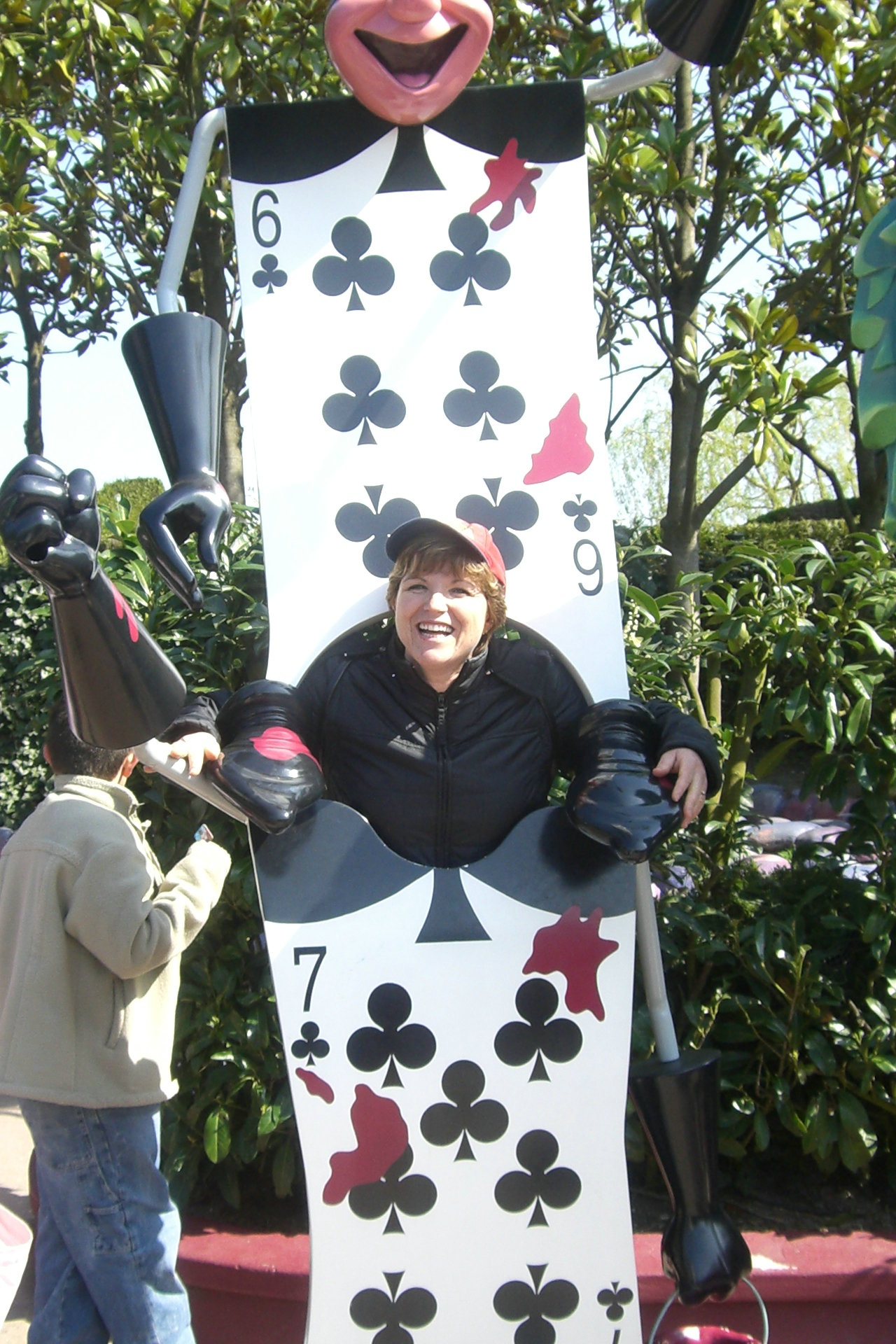 olhem que linda, a jogar com as cartas !