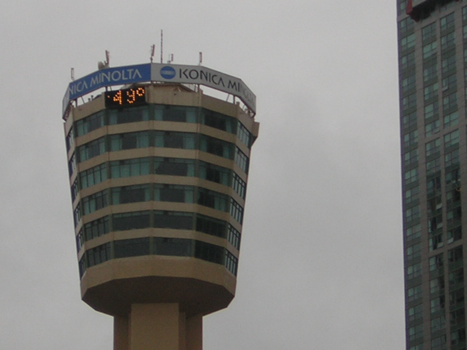 Nestá torre foi a ondé almoçei e depois de barriga cheia voltei para toronto para minha casa e assim se…