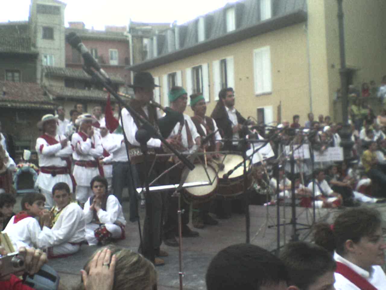 nel demingo stubiran aquie an pamplona ls pouliteiros de miranda e tireile uns retratos cun l telefone movel…