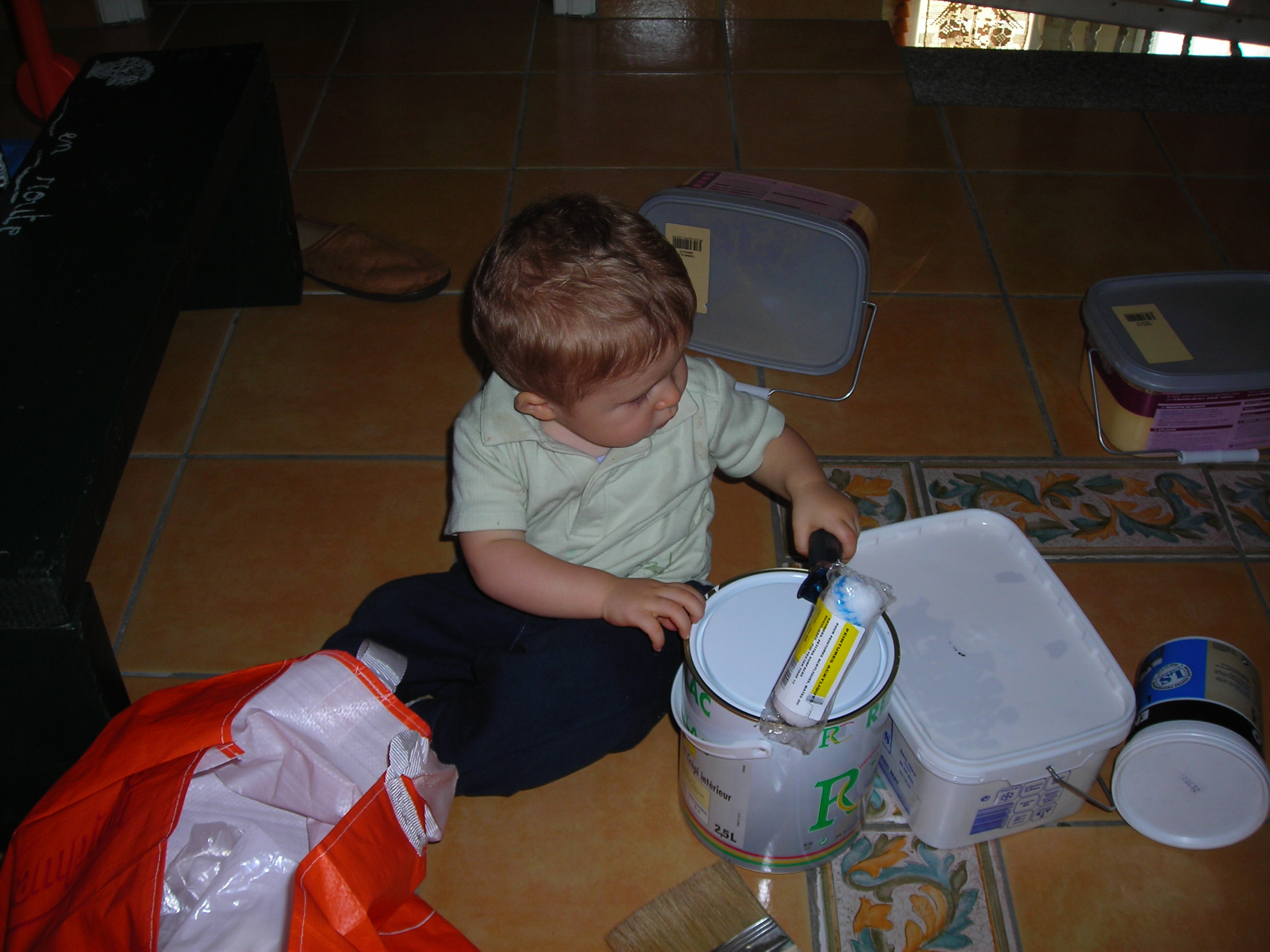 O Lucas começa cedo ja quere imitar o avo, a pintar!