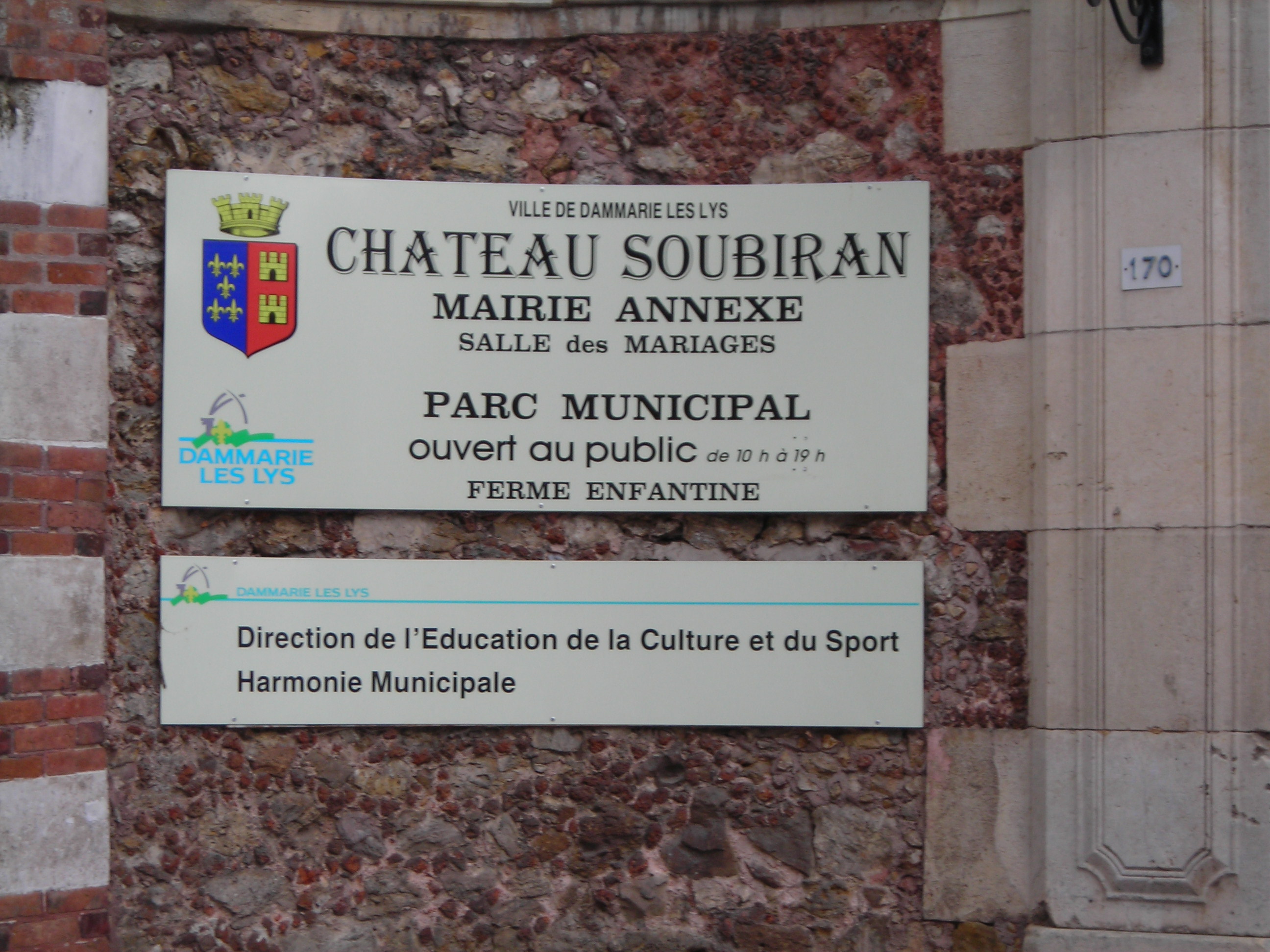 Um parque municipale cheio de animais de quintas, no centro de Damarie-les-lys!