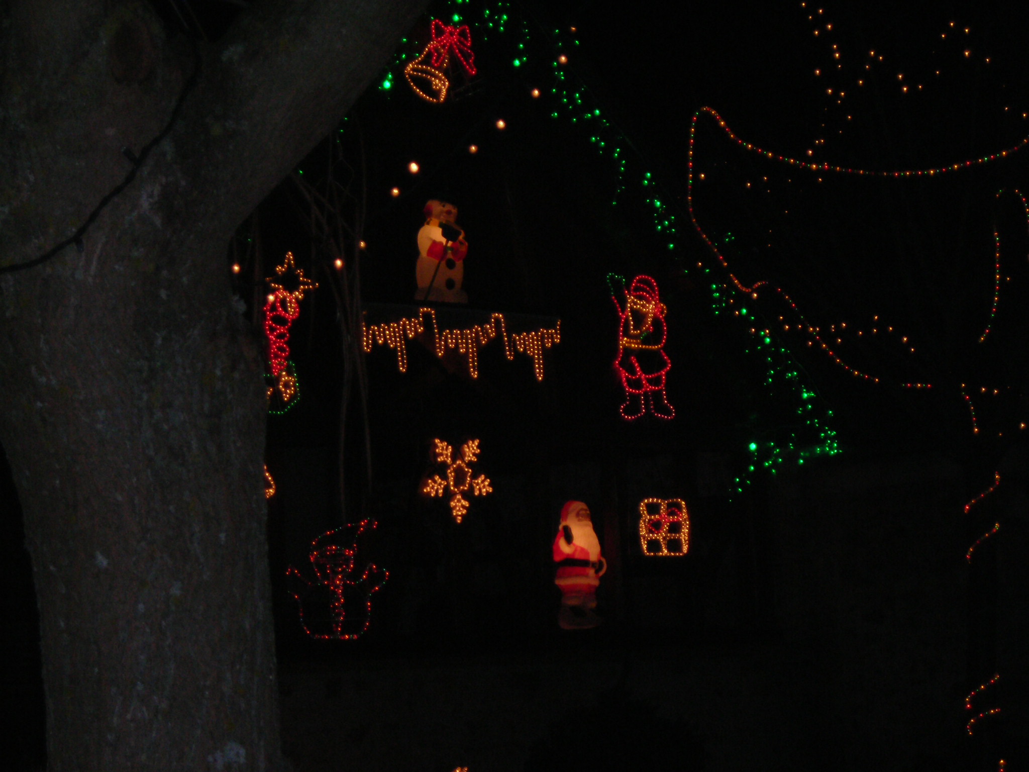 que lindo essas iluminacion nas casas, da vida no hiverno, as vilas !!