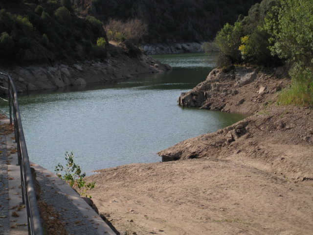 nos pisoes pouca agua no rio em Sendim