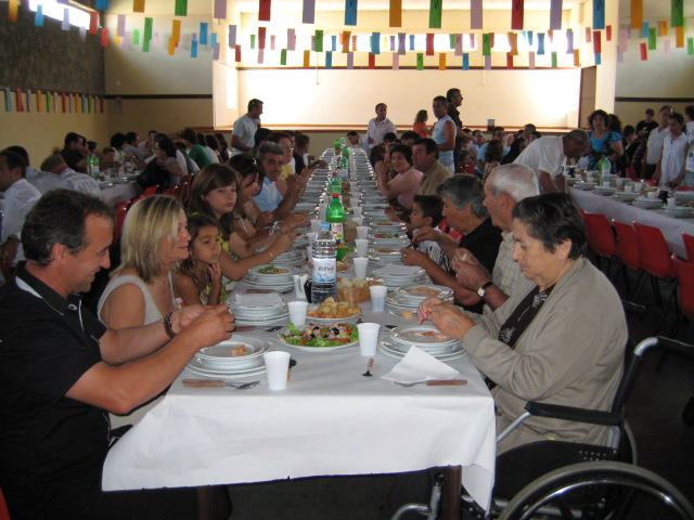 Na festa de S.Barbara toda a gente a comer
