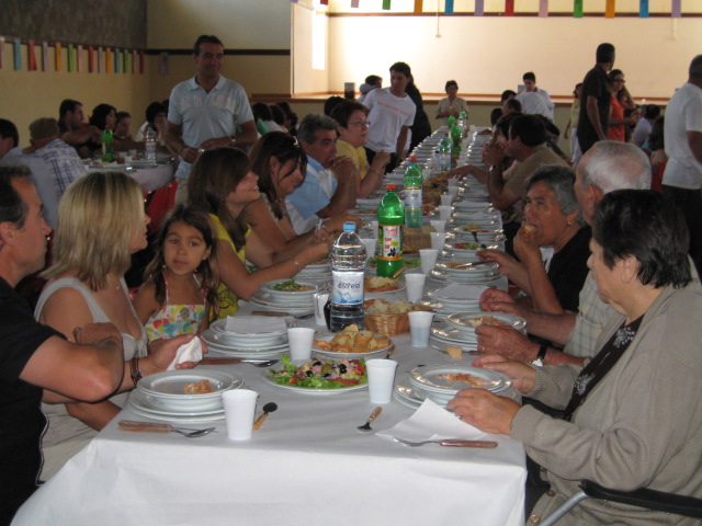 toda a gente com apititi em dia de festa
