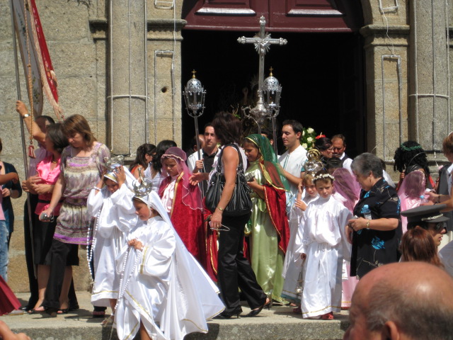 As crianças vestidas de Anjos no acompanhamento da prossição