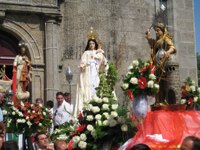 As trés Imageis ao sair da Igreja