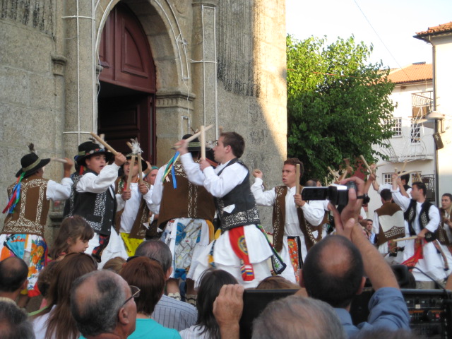 No dia de festa no adro da Igreja