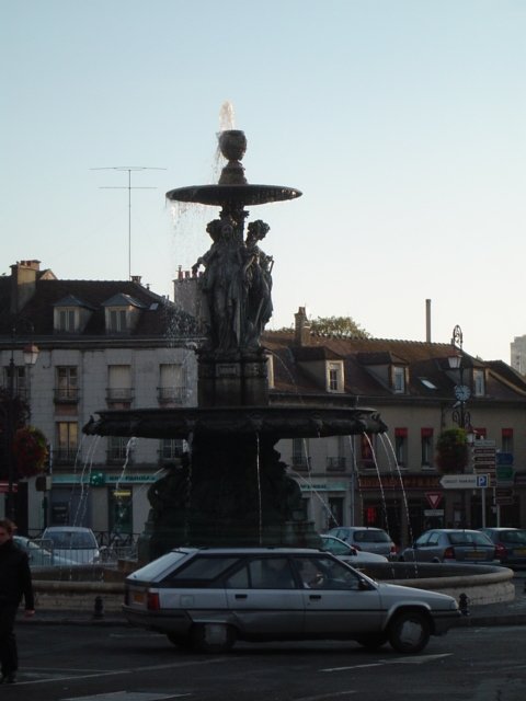 esta fonte é no centro de Melun ! Chama-se " Fontaine St Jean"