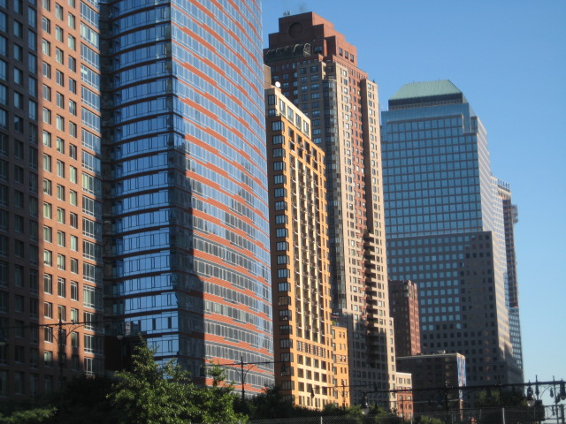 Quero mençionar que êm Nova York não a bairros de casas é tudo so PREDIOS
