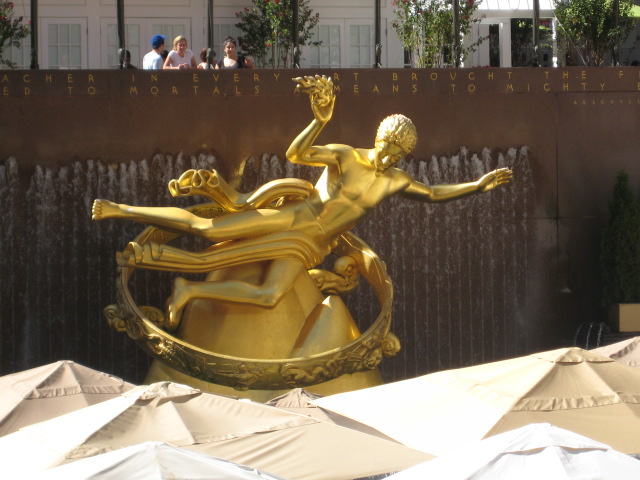 estatua dourada no çentro de onde estão todas a vandeiras