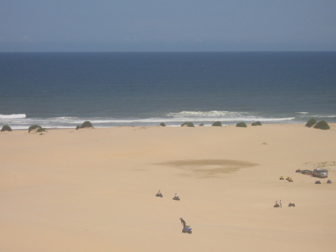 outros tambem brincao nos montes de areia